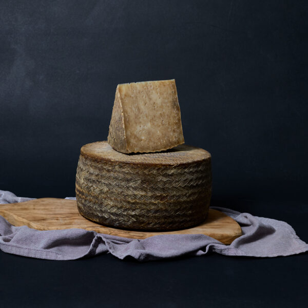 Queso semicurado con ajo negro